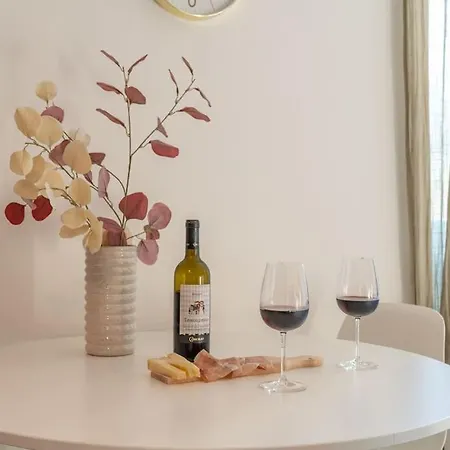 Appartamento A 2 Passi Dai Mercatini Di Natale Nel Cuore Del Centro Storico- Parcheggio Privato Gratuito- Ideale Per Famiglie-5 Posti Letto-fast Wifi Historical Palace Trento